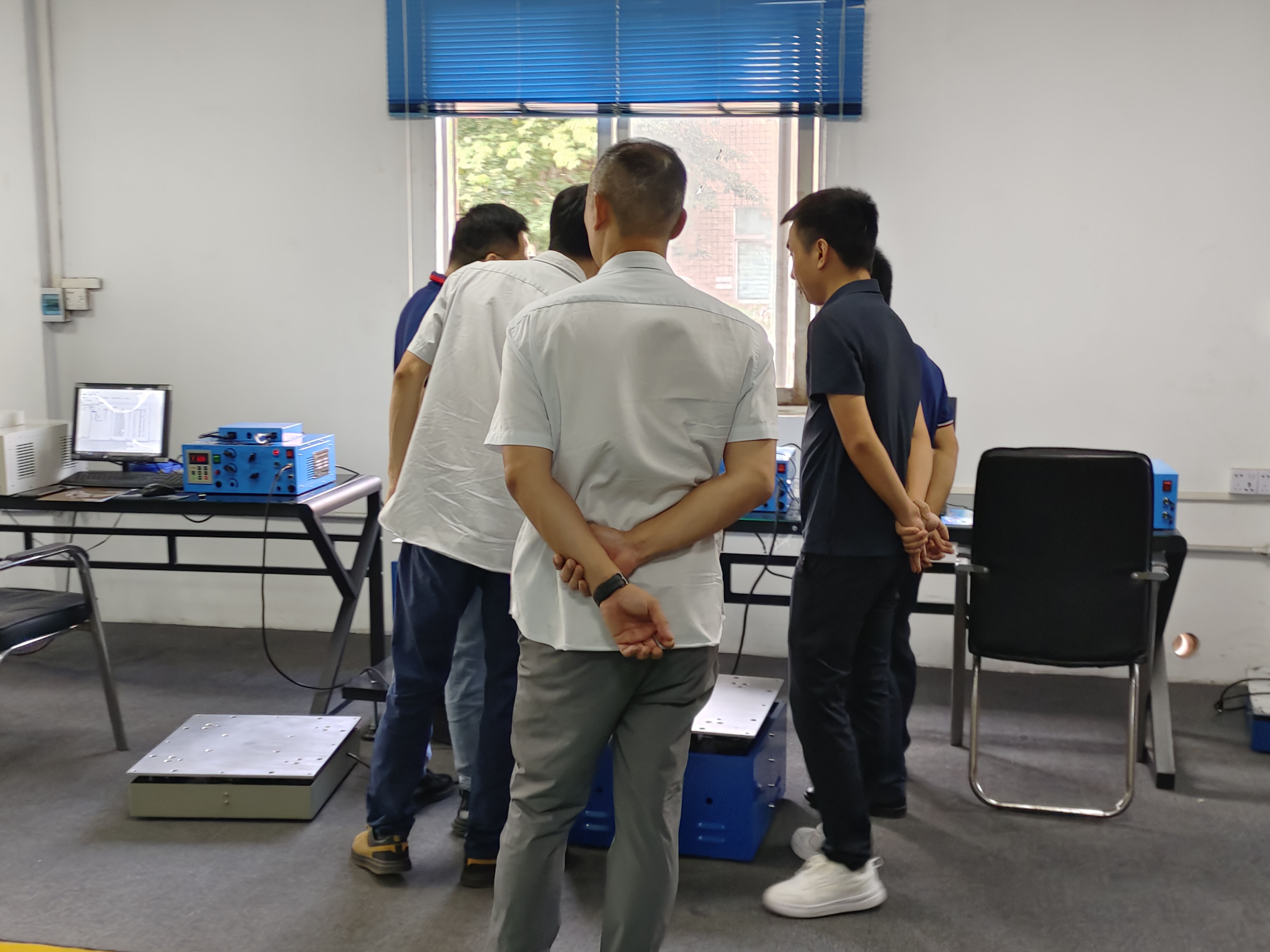 汽車行業用戶上門考察電磁振動臺  勤卓品牌 源頭廠家